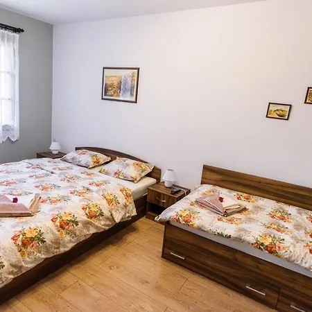 Nyaraló трапезица *