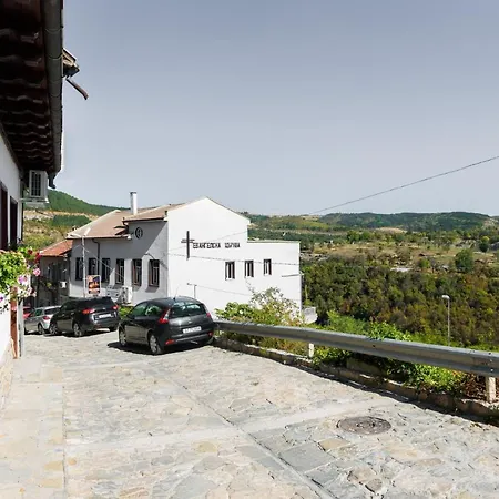 трапезица *