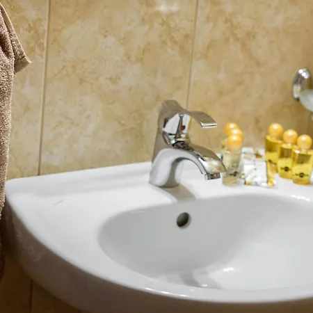 Nyaraló трапезица